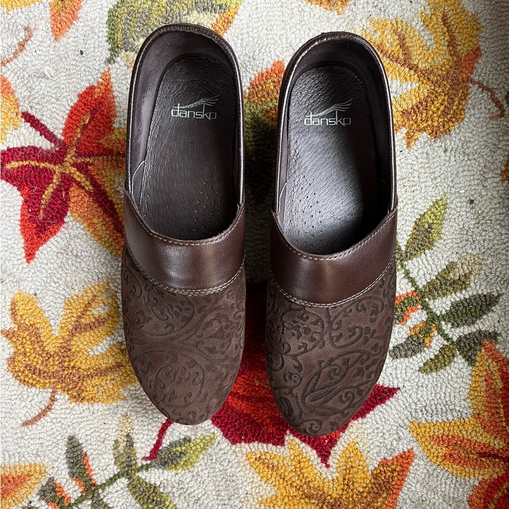 Dansko brown suede clogs never worn